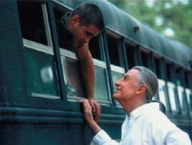 Joel Schumacher and Colin Farrell on the set of "Tigerland"