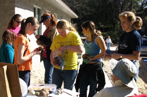 girl scouts at air potato roundup: Feb 2006